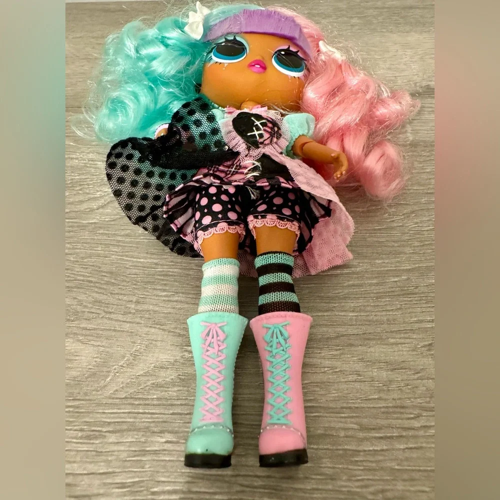 LOL Surprise Tween Lexi Gurl. Full of surprises and sassy style. This brand new